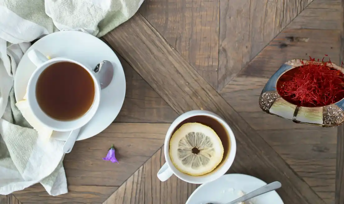 Erfrischender Saffran-Zitronen-Süßtee mit Gewürzen für die Dosha-Balance, ideal für eine gesunde Detox und einen guten Start in den Tag.